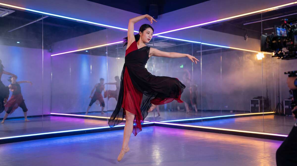 铁粉空间舞蹈视频表演